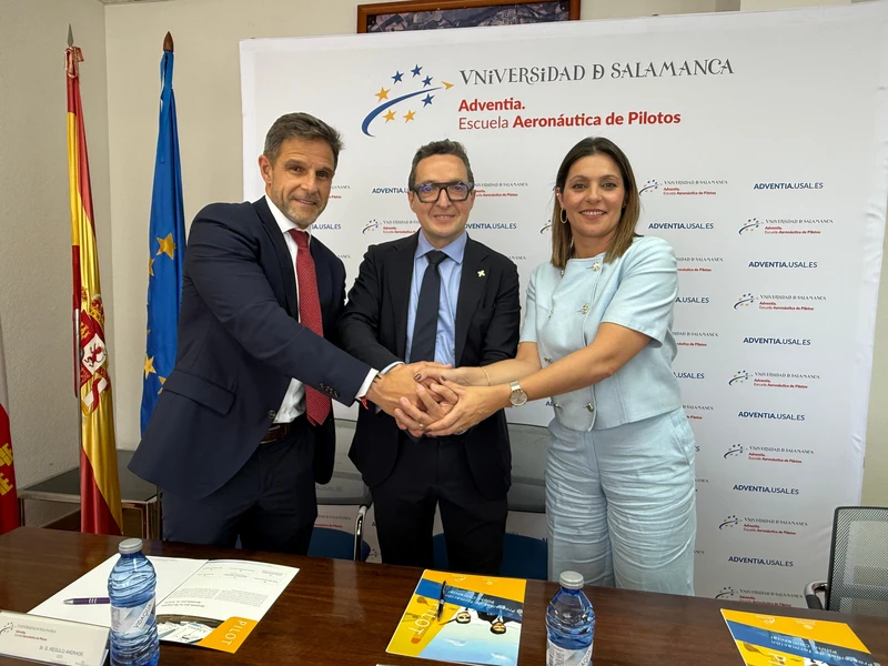 Acto de firma entre Rgulo Andrade, director general de Canaryfly; Juan Manuel Corchado, rector de la Universidad de Salamanca; y la directora de Recursos Humanos y Formacin de Canaryfly, Yeisy Gonzlez Mora (de  izquierda a derecha).
